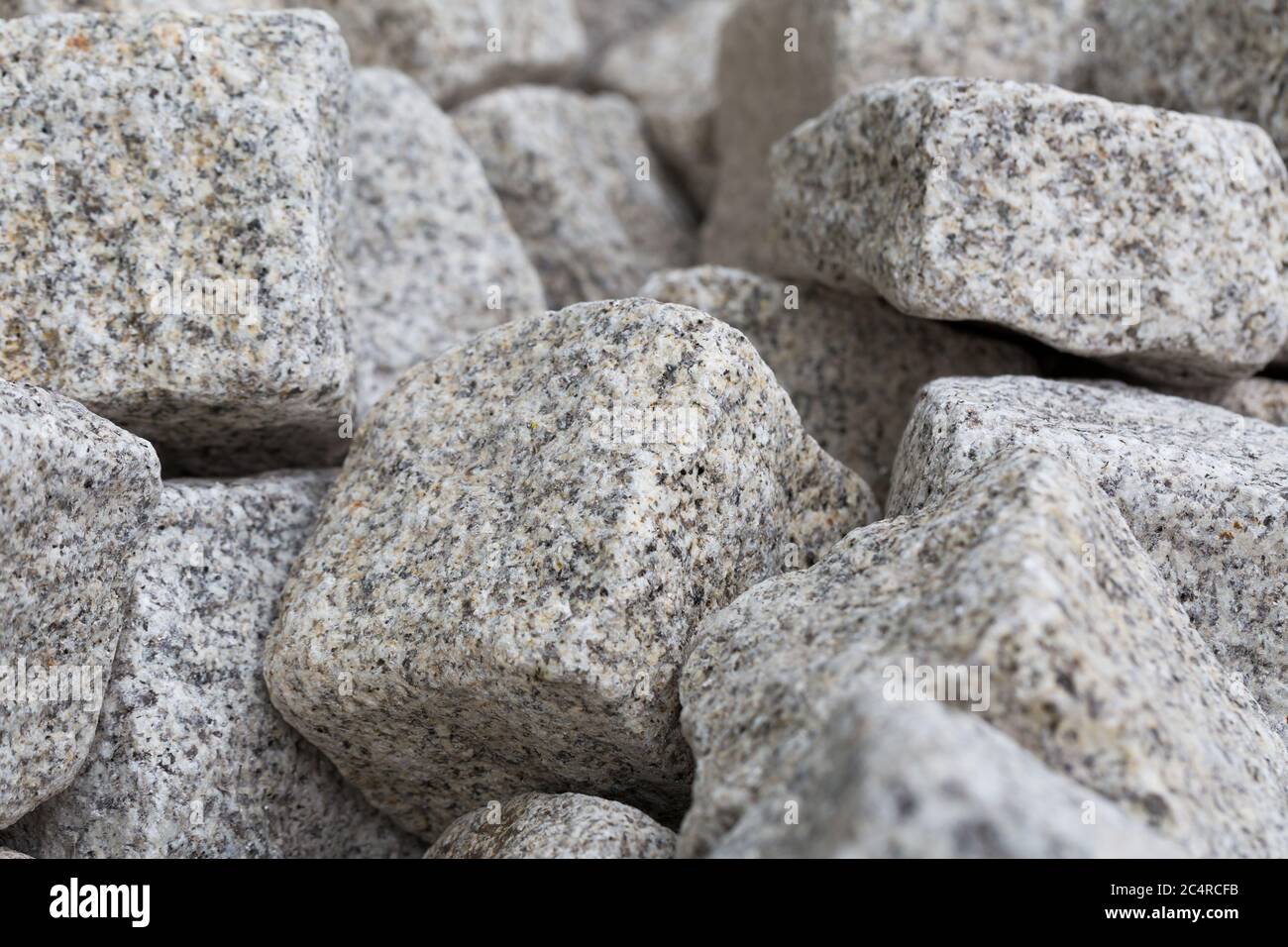 Pila di pietre di granito quadrate. Utilizzato nel settore delle costruzioni. Foto Stock