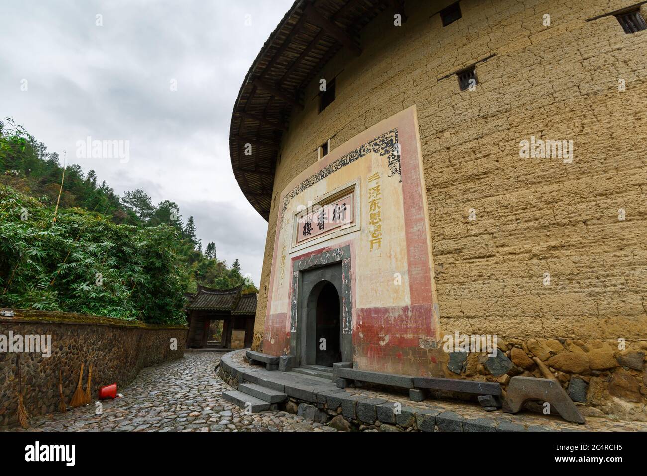 Vista sull'ingresso di un tulou Fujian - case tradizionali del popolo Hakka. Foto Stock