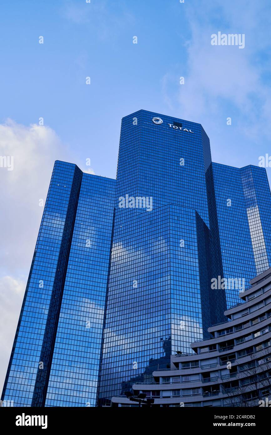 Torre Total (Torre Coupole) e le sue ali inferiori sopra un edificio residenziale curvo, quartiere degli affari di La Défense, Parigi, Francia Foto Stock