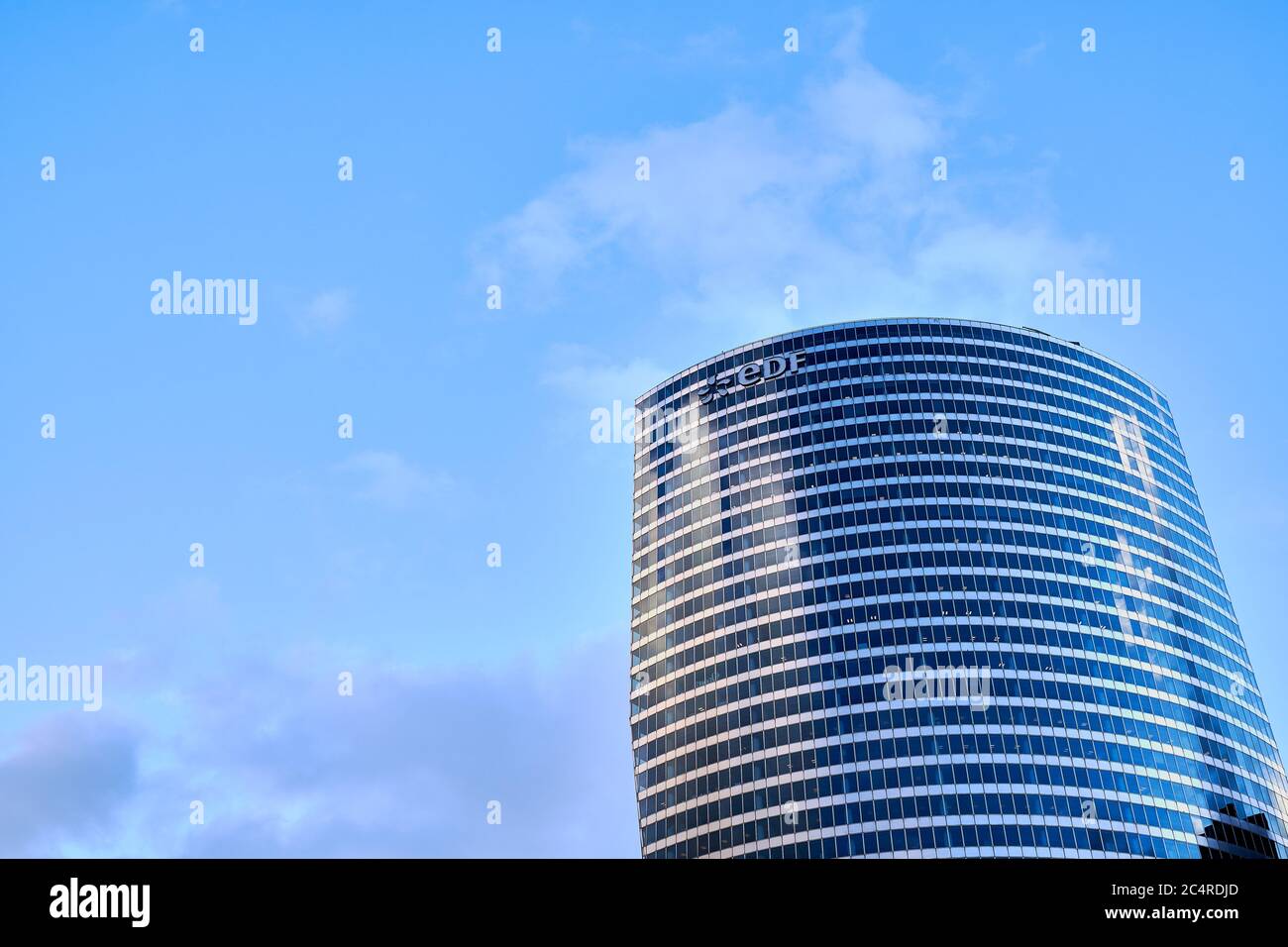Sede centrale, grattacieli e uffici del Gruppo EDF nel quartiere commerciale la Defense di Parigi Foto Stock