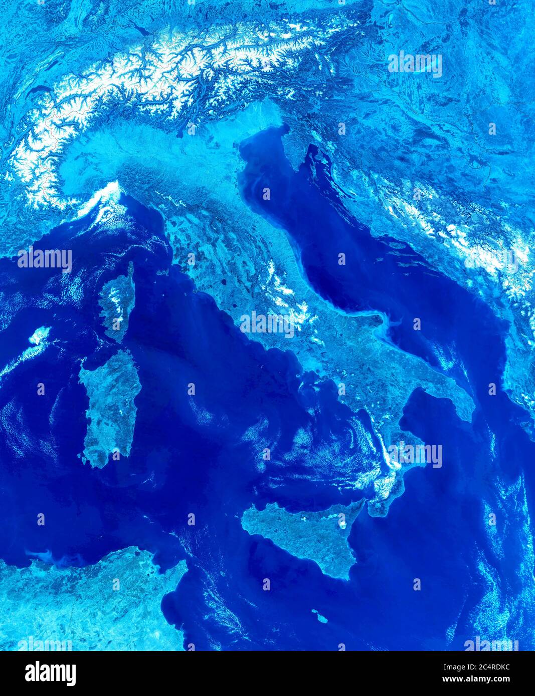 Vista satellitare dell'Italia, dettaglio della mappa topografica europea. Foto ritoccata Terra dallo spazio. Immagine creativa di terreno congelato, superficie blu fredda. El Foto Stock