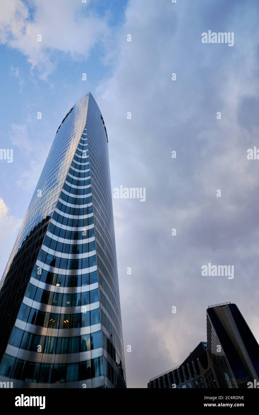 Sede centrale, grattacieli e uffici del Gruppo EDF nel quartiere commerciale la Defense di Parigi Foto Stock