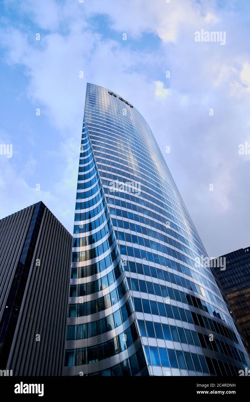 Sede centrale, grattacieli e uffici del Gruppo EDF nel quartiere commerciale la Defense di Parigi Foto Stock