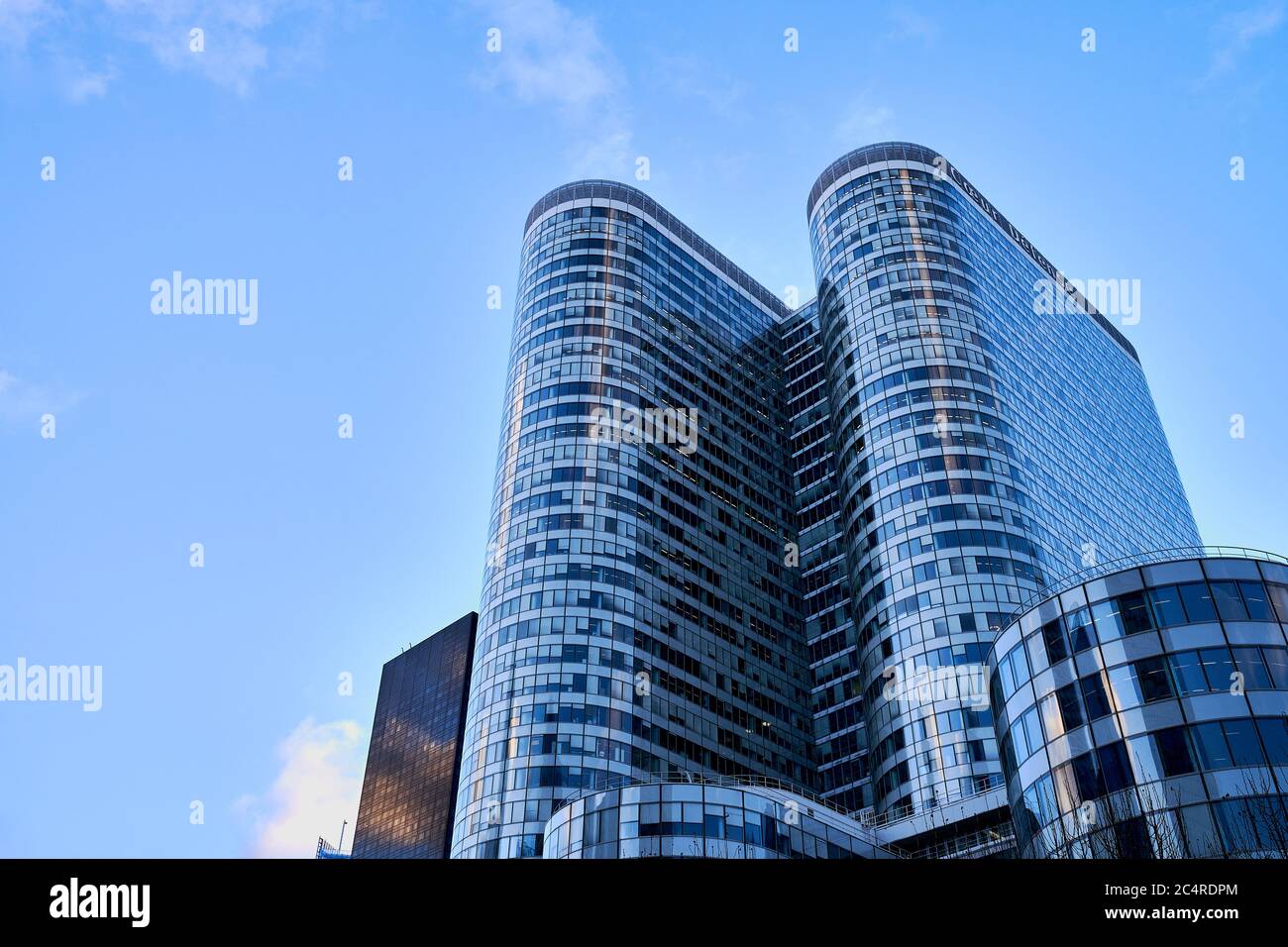 Torri gemelle arrotondate di Cœur Défense contro un cielo blu, quartiere degli affari di La Défense, Parigi, Francia Foto Stock