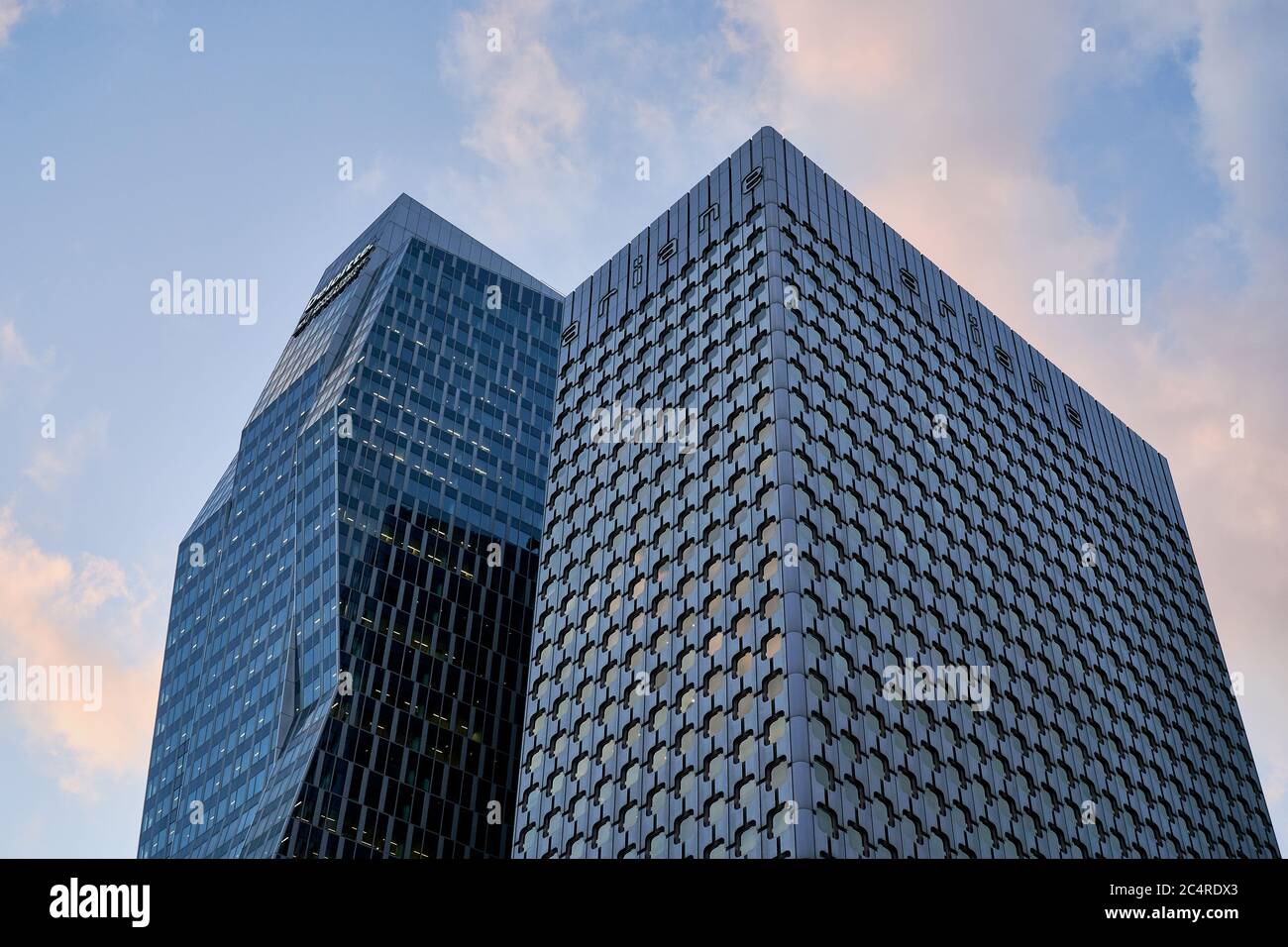 Facciata a scaglie della Tour Ariane accanto alla torre in vetro sfaccettata Tour Majunga, La Défense, Parigi, Francia Foto Stock