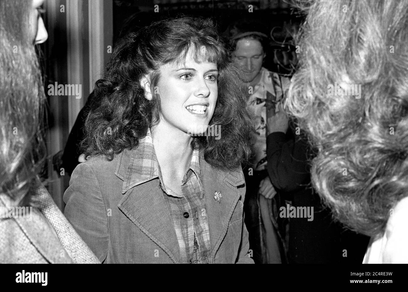 PAM Dawber con Robin Wiliams in background al Flippers Roller Boogie Palace a West Hollywood, 1978 Foto Stock