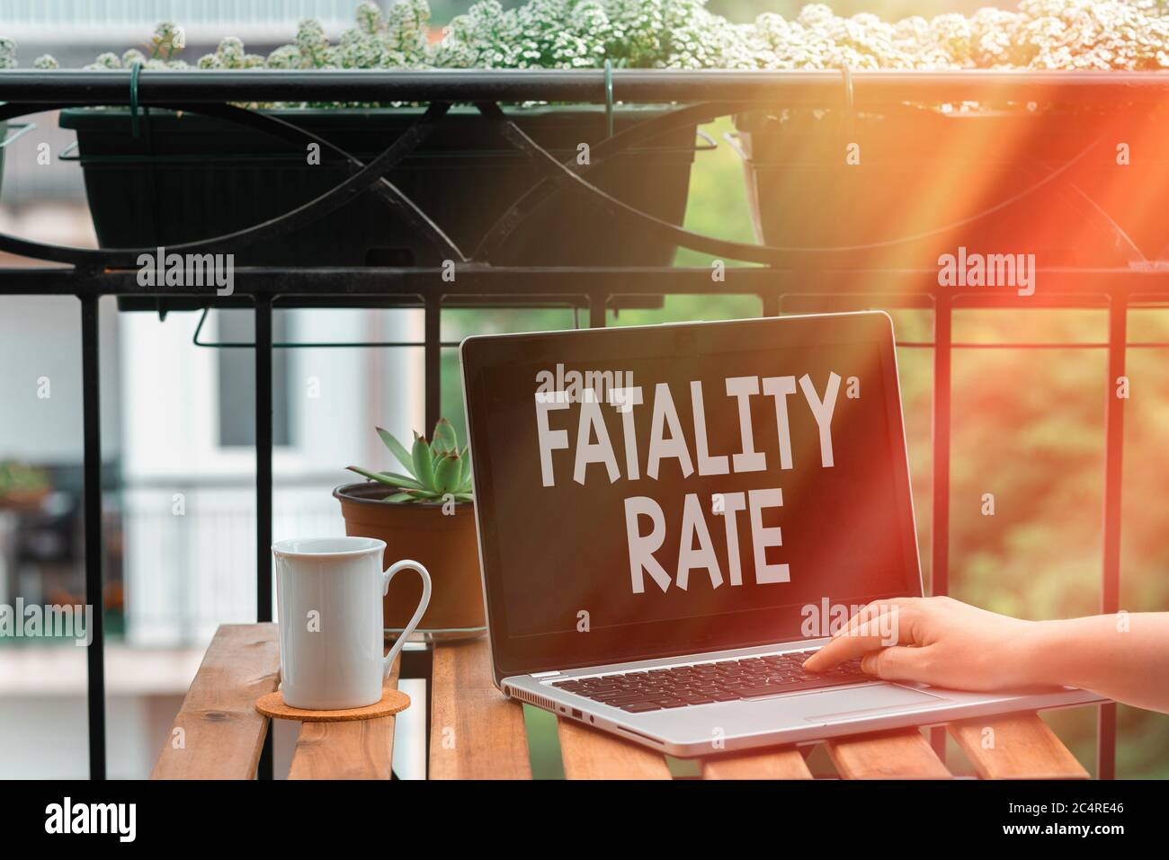 Tasso di Fatalità scrittura testo a mano. Foto concettuale numero calcolato di decessi in un intervallo specifico di periodo Panoramica personale sul luogo di lavoro con Foto Stock