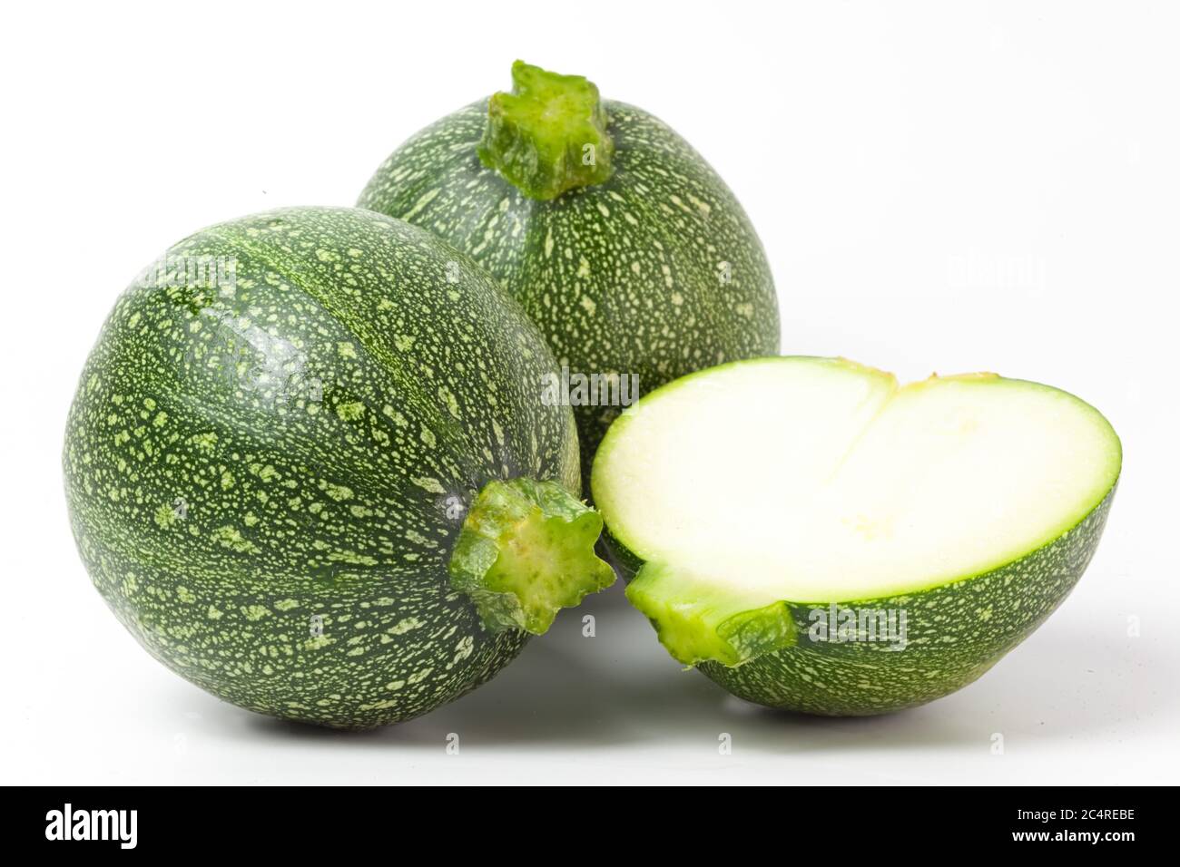 Rourgette o zucchine rotonde su sfondo bianco Foto Stock