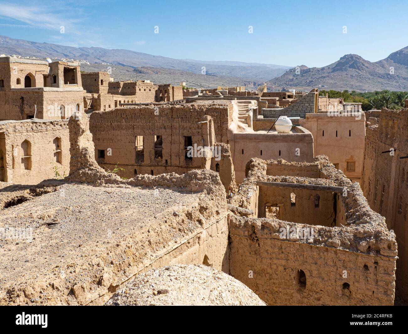 Vista esterna di una costruzione di case di fango per lo più abbandonate in Bait al Safah, al Hamra, Sultanato dell'Oman. Foto Stock