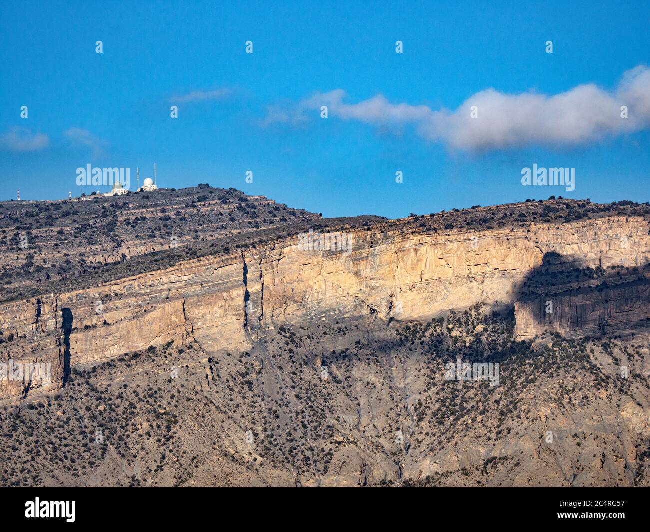 Installazione militare in Jebel Shams, la montagna più alta della catena Hajar, Sultanato dell'Oman. Foto Stock