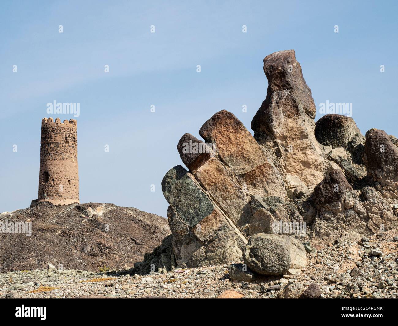Resti del fango e torri di avvistamento in argilla nel villaggio di Mudayrib, Sultanato di Oman. Foto Stock