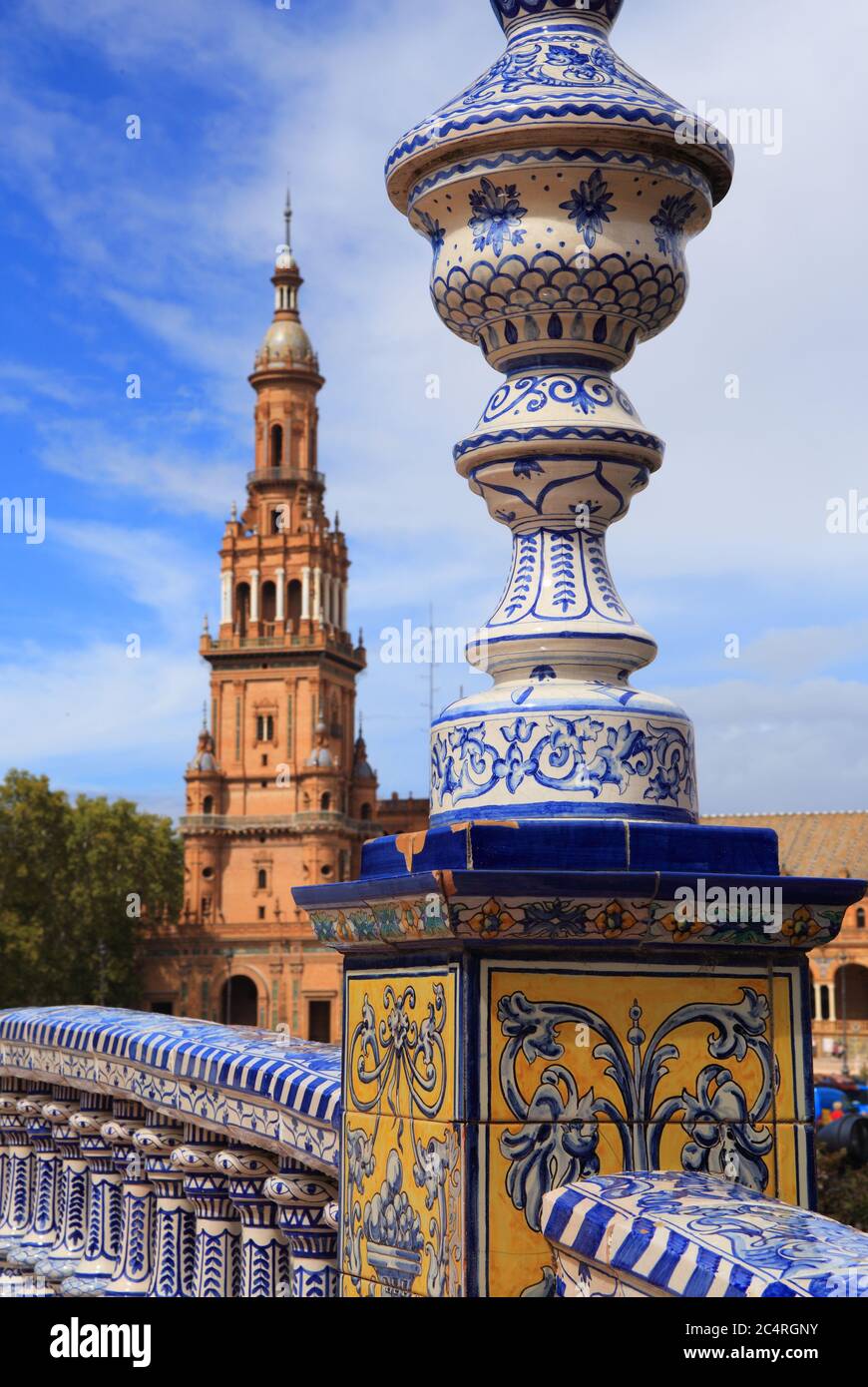 Particolare di un bellissimo ponte ornato decorato con piastrelle in ceramica nella storica Plaza de Espana o Piazza di Spagna. Siviglia, Spagna. Foto Stock