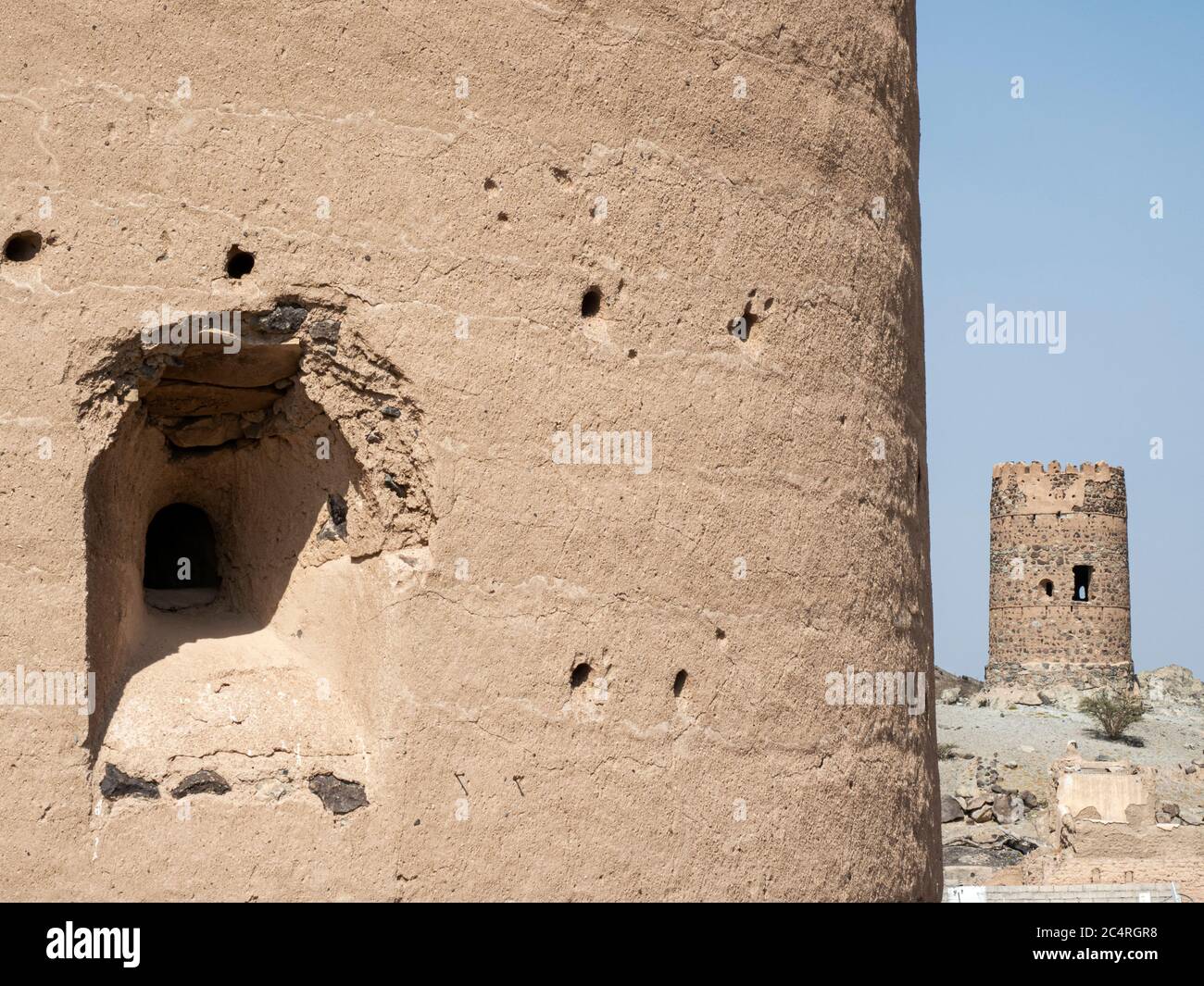 Resti del fango e torri di avvistamento in argilla nel villaggio di Mudayrib, Sultanato di Oman. Foto Stock