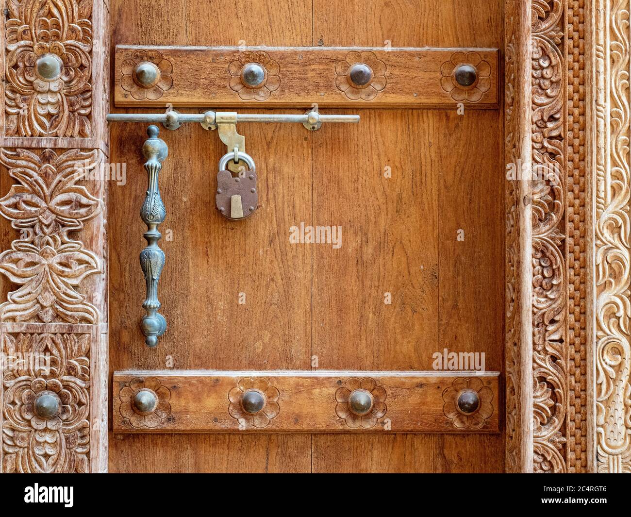 Dettaglio della porta dalle torri di guardia nel villaggio di Mudayrib, Sultanato di Oman. Foto Stock