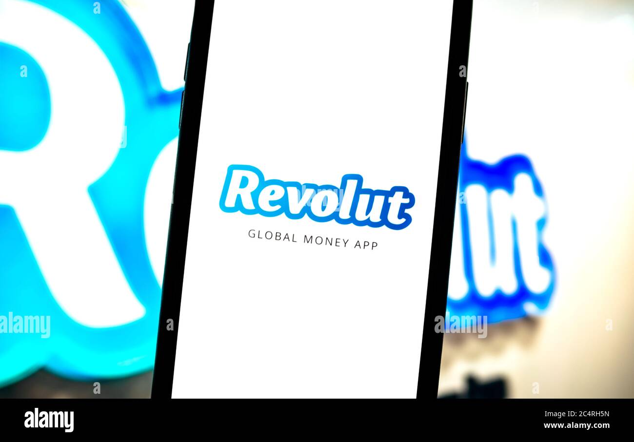 App con logo Revolut Money sullo schermo dello smartphone Foto stock - Alamy