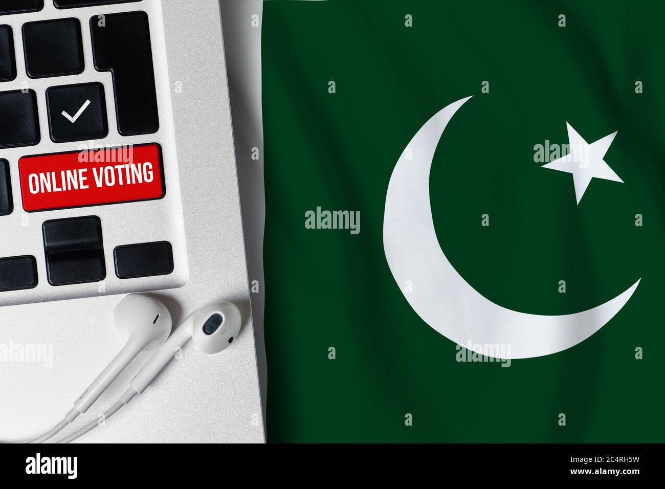 Concetto di voto online nella Repubblica islamica del Pakistan. Tastiera vicino alla bandiera del paese. Foto Stock