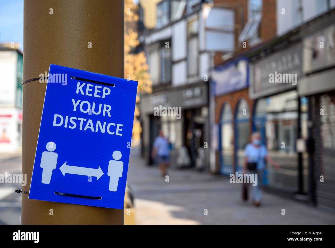 Tieni il segnale della distanza in Bromley High Street durante la pandemia del coronavirus. Accesso a fuoco, sfondo sfocato. Bromley (Londra) a Kent, Regno Unito. Foto Stock