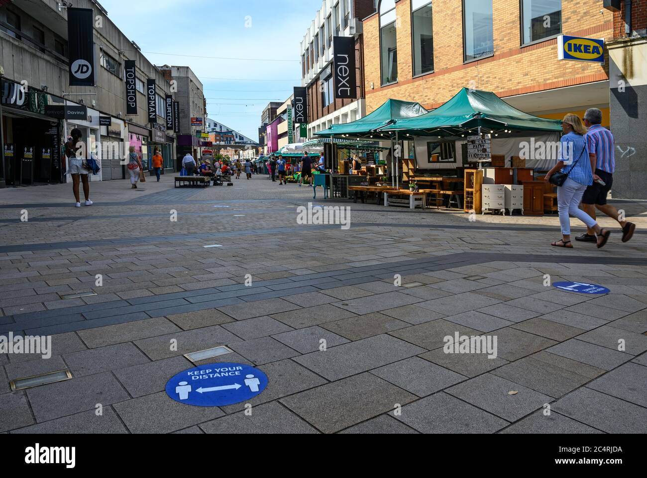 Bromley (Londra) a Kent, Regno Unito. Tieni il segnale della distanza in Bromley High Street durante la pandemia del coronavirus. Persone che camminano nella zona pedonale. Foto Stock