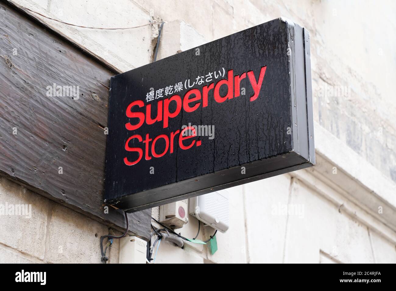 Bordeaux , Aquitaine / Francia - 06 20 2020 : Superdry segno negozio di abbigliamento a marchio UK azienda di negozi di abbigliamento Foto Stock