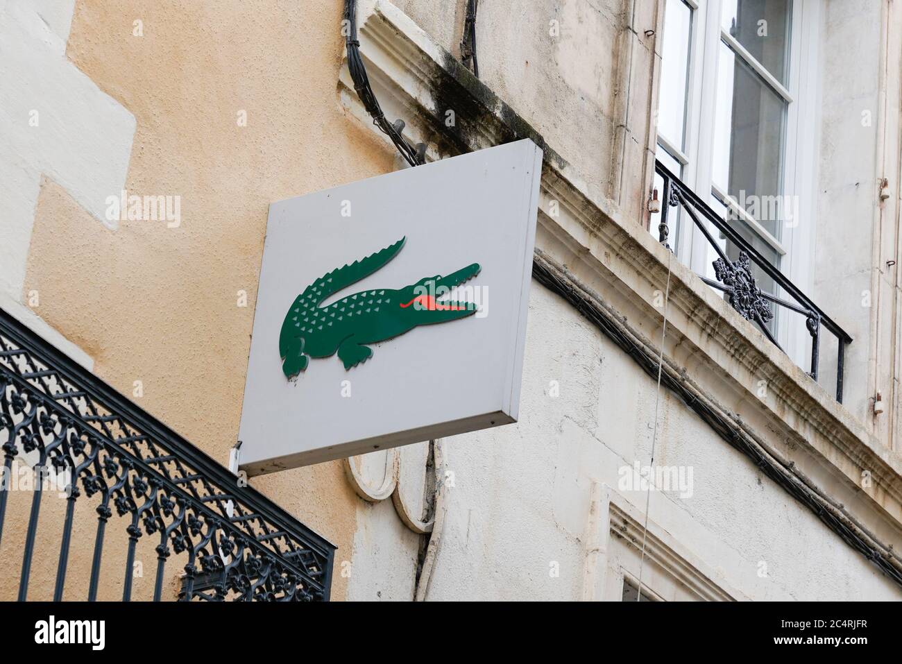 Bordeaux , Aquitaine / Francia - 06 20 2020 : il logo Lacoste di una società di moda francese di lusso Foto Stock