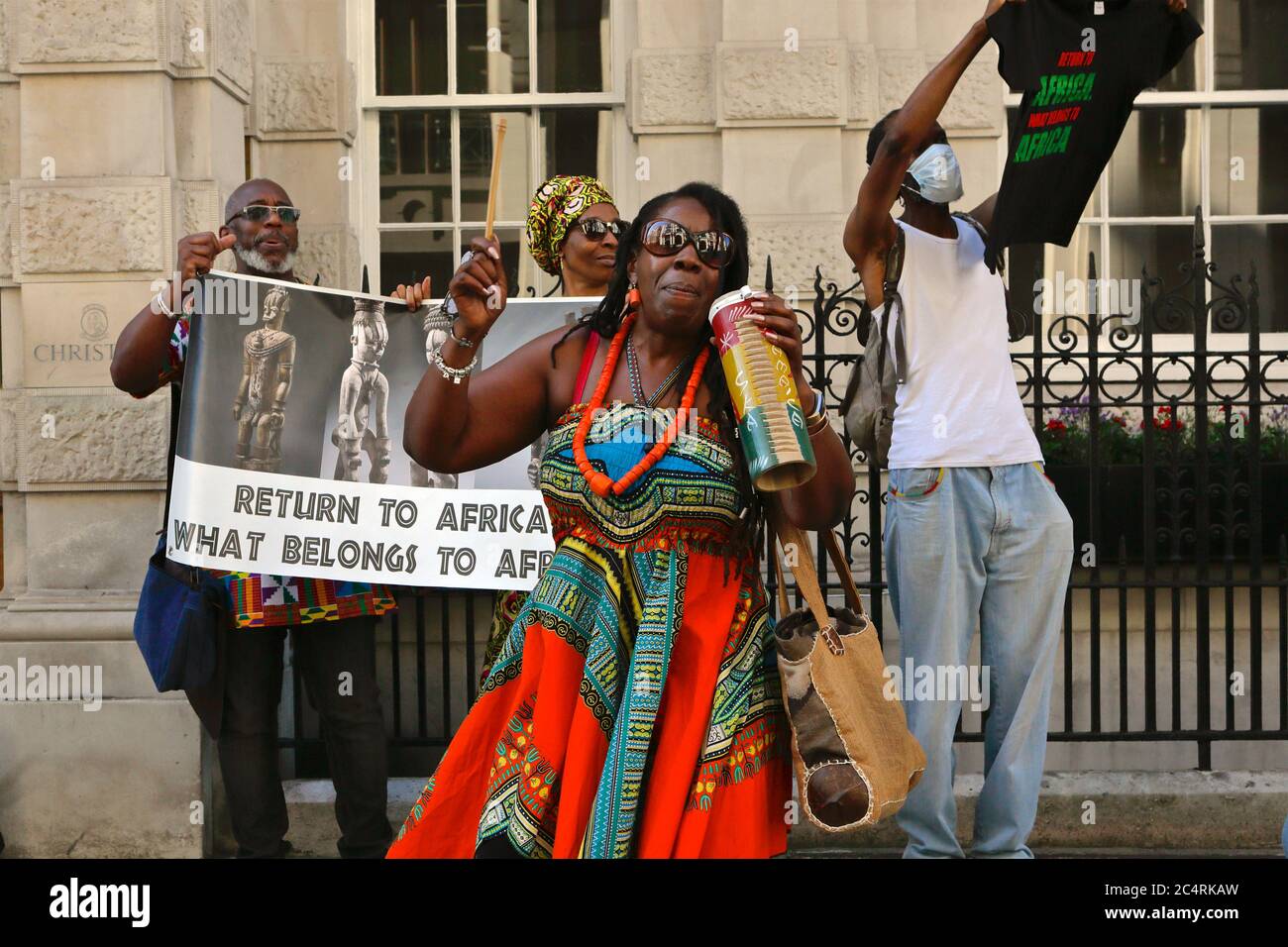 I manifestanti degli 'africani nella diaspora si riuniscono fuori da Christie's a Londra per chiedere il ritorno di manufatti africani 'saccheggiati'. Foto Stock