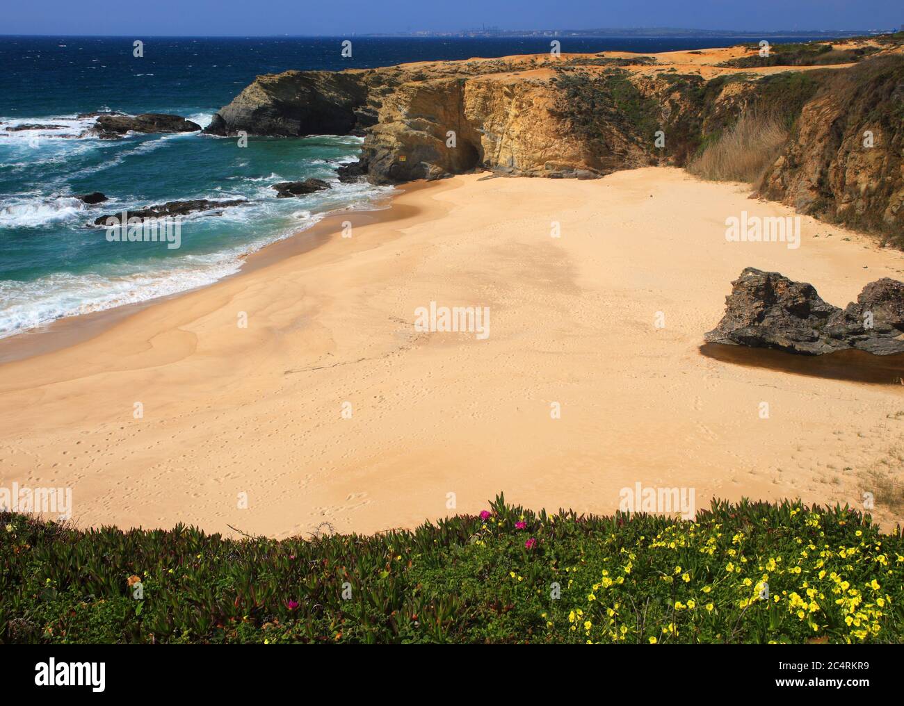 Portogallo, Alentejo, Sines. Bellissima spiaggia incontaminata deserta nel pittoresco villaggio di Porto Covo sulla costa occidentale dell'Atlantico portoghese. Foto Stock