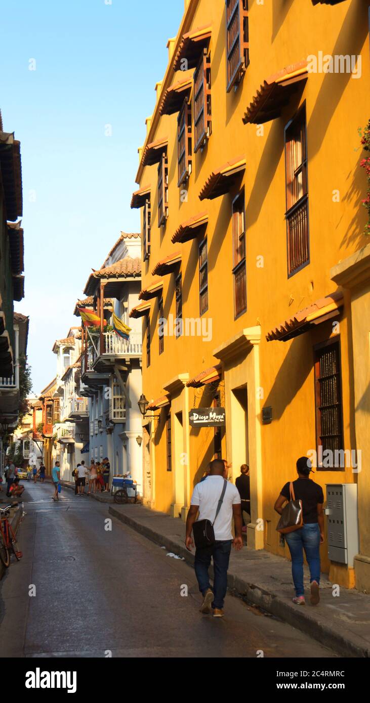 Cartagena de Indias, Bolivar / Colombia - 9 aprile 2016: Persone che camminano nel centro storico della città portuale. La città coloniale fortificata di Cartagena e la f Foto Stock