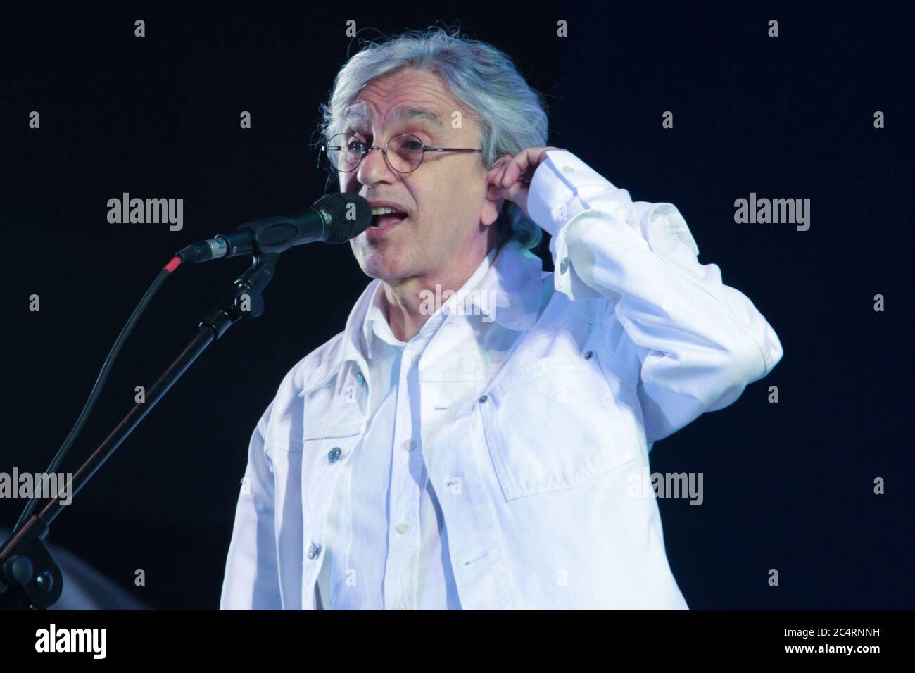 RIO DE JANEIRO, 09.06.2013: Caetano Veloso esegue la musica di Tom Jobim con Vanessa da Mata alla spiaggia di Ipanema (Néstor J. Beremblum / Alamy News) Foto Stock