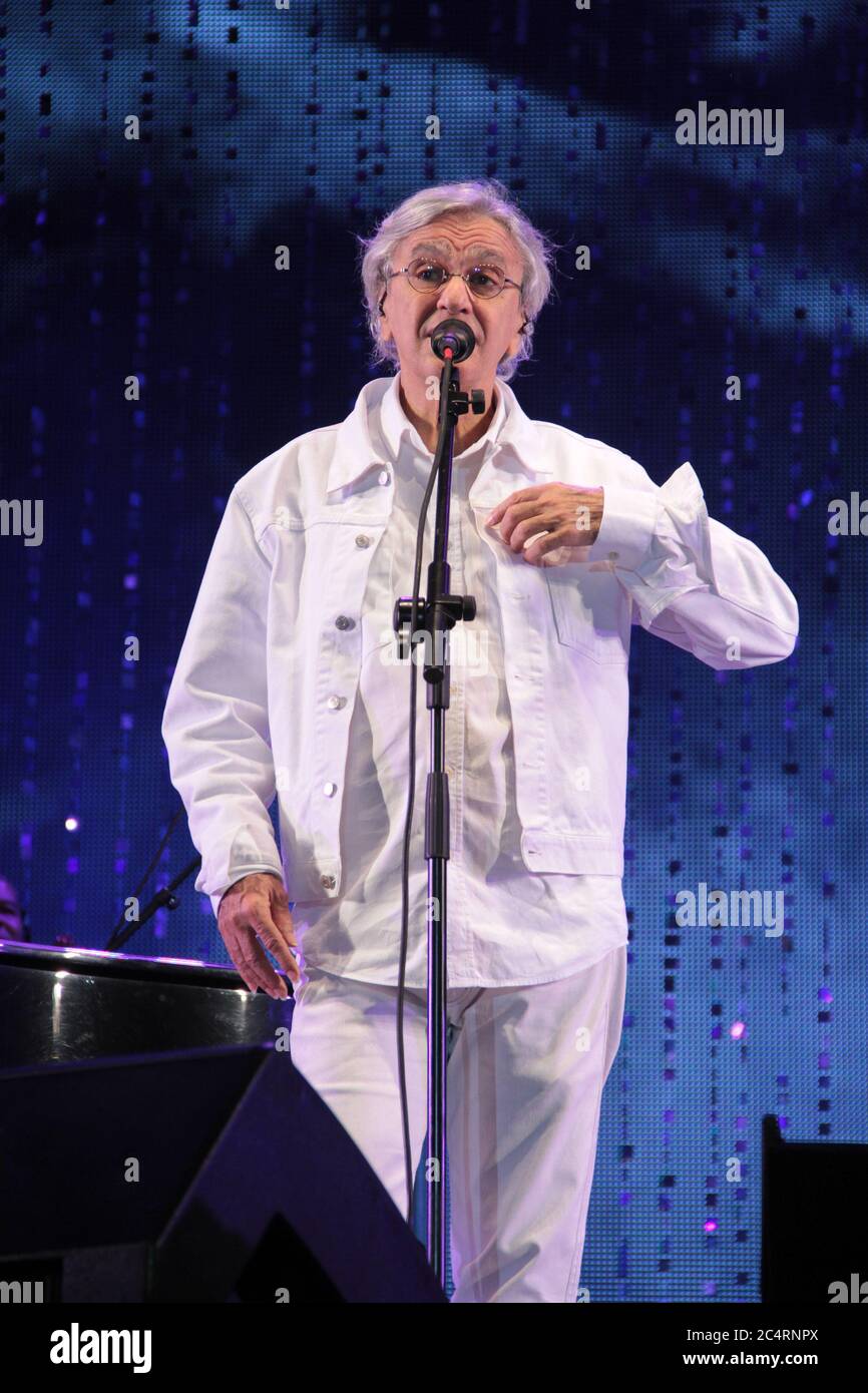 RIO DE JANEIRO, 09.06.2013: Caetano Veloso esegue la musica di Tom Jobim con Vanessa da Mata alla spiaggia di Ipanema (Néstor J. Beremblum / Alamy News) Foto Stock