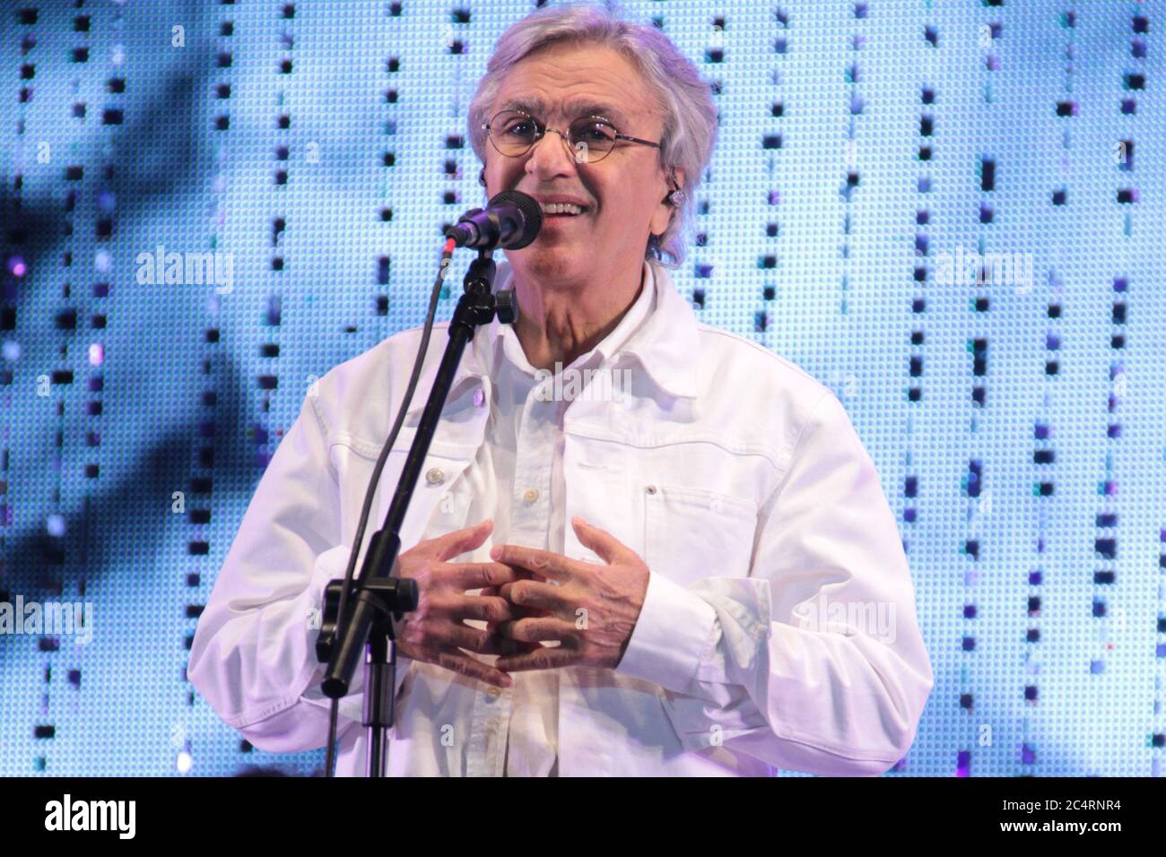 RIO DE JANEIRO, 09.06.2013: Caetano Veloso esegue la musica di Tom Jobim con Vanessa da Mata alla spiaggia di Ipanema (Néstor J. Beremblum / Alamy News) Foto Stock