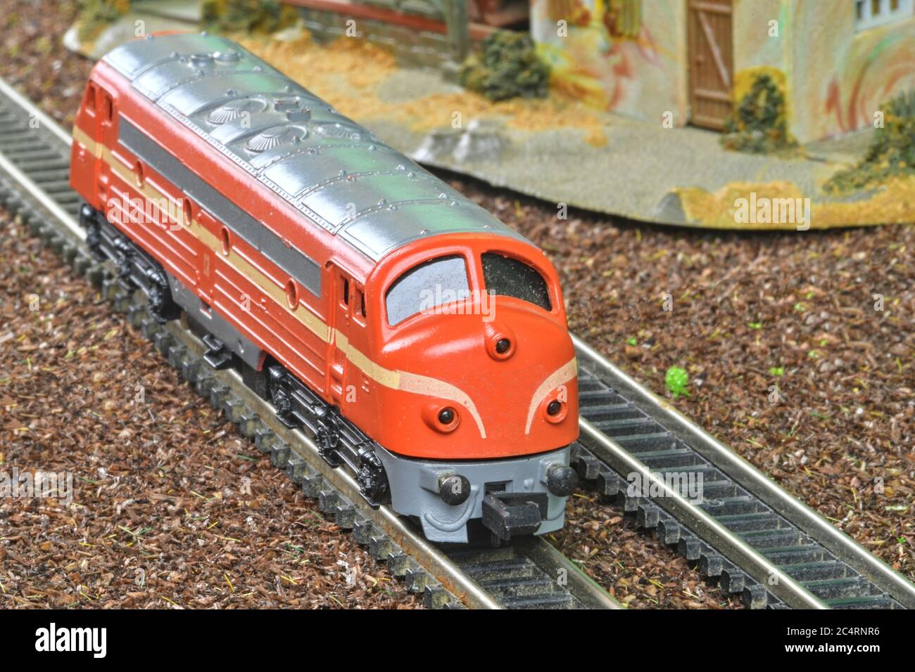 Modello perfetto della locomotiva diesel. Treno modello hobby sulla ferrovia modello Foto Stock