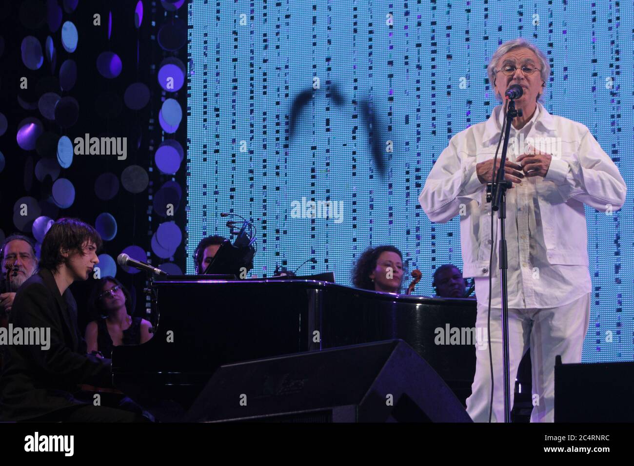 RIO DE JANEIRO, 09.06.2013: Caetano Veloso esegue la musica di Tom Jobim con Vanessa da Mata alla spiaggia di Ipanema (Néstor J. Beremblum / Alamy News) Foto Stock