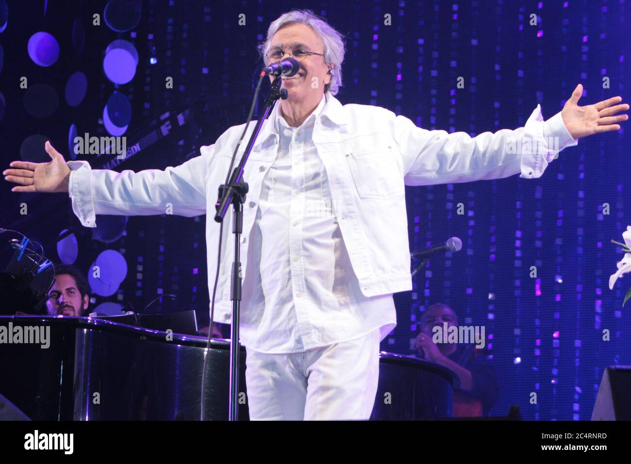 RIO DE JANEIRO, 09.06.2013: Caetano Veloso esegue la musica di Tom Jobim con Vanessa da Mata alla spiaggia di Ipanema (Néstor J. Beremblum / Alamy News) Foto Stock
