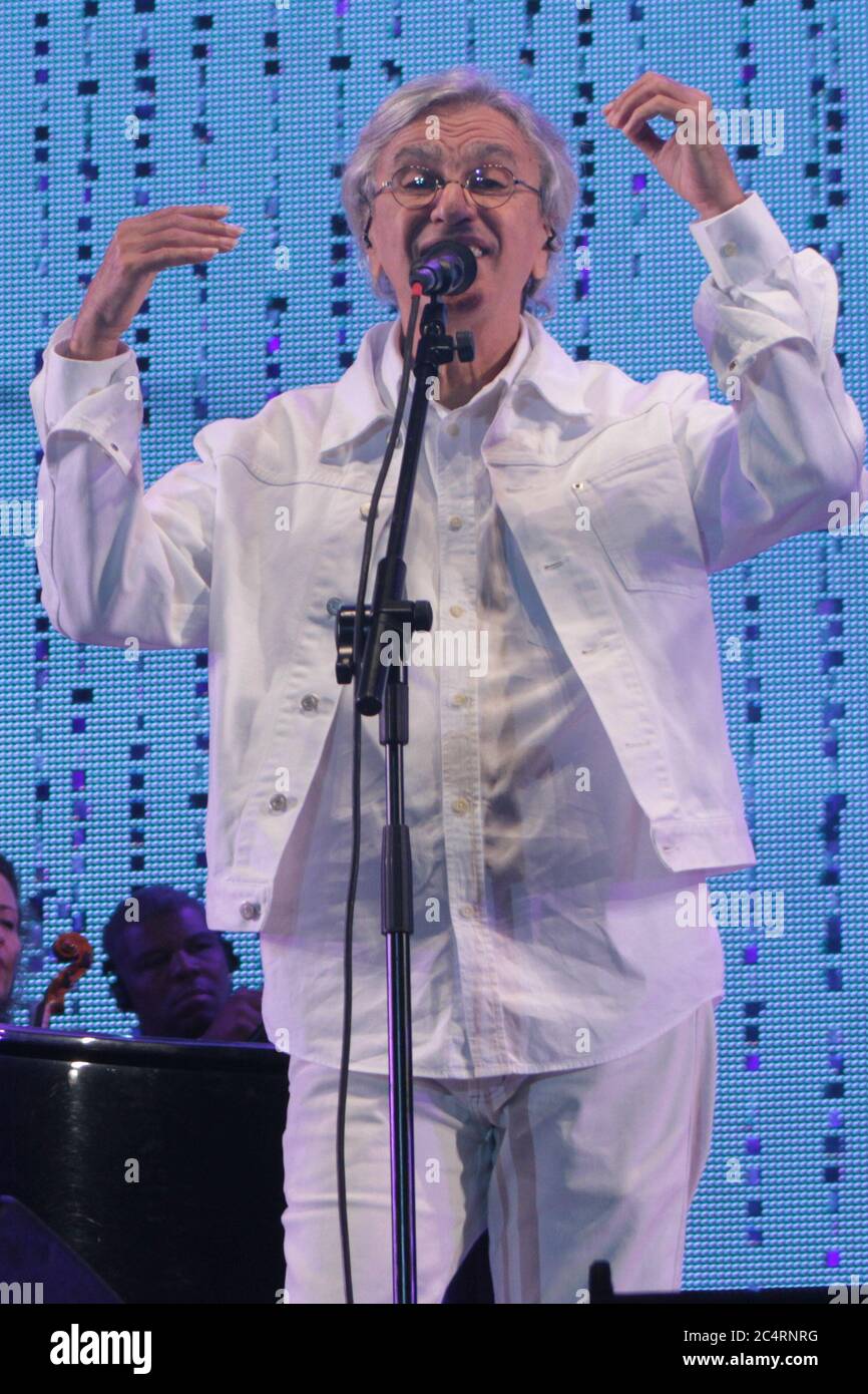RIO DE JANEIRO, 09.06.2013: Caetano Veloso esegue la musica di Tom Jobim con Vanessa da Mata alla spiaggia di Ipanema (Néstor J. Beremblum / Alamy News) Foto Stock