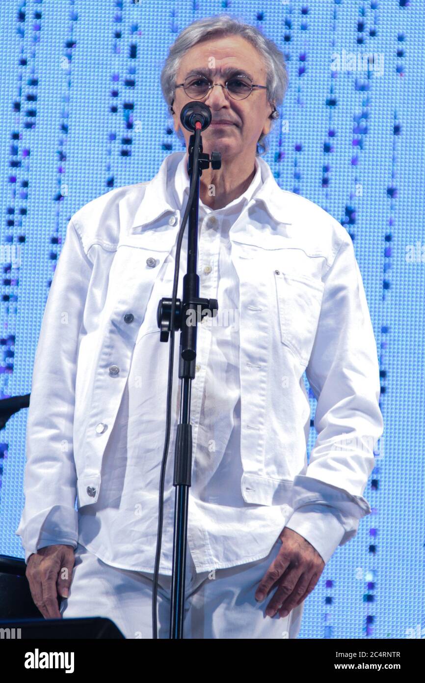 RIO DE JANEIRO, 09.06.2013: Caetano Veloso esegue la musica di Tom Jobim con Vanessa da Mata alla spiaggia di Ipanema (Néstor J. Beremblum / Alamy News) Foto Stock