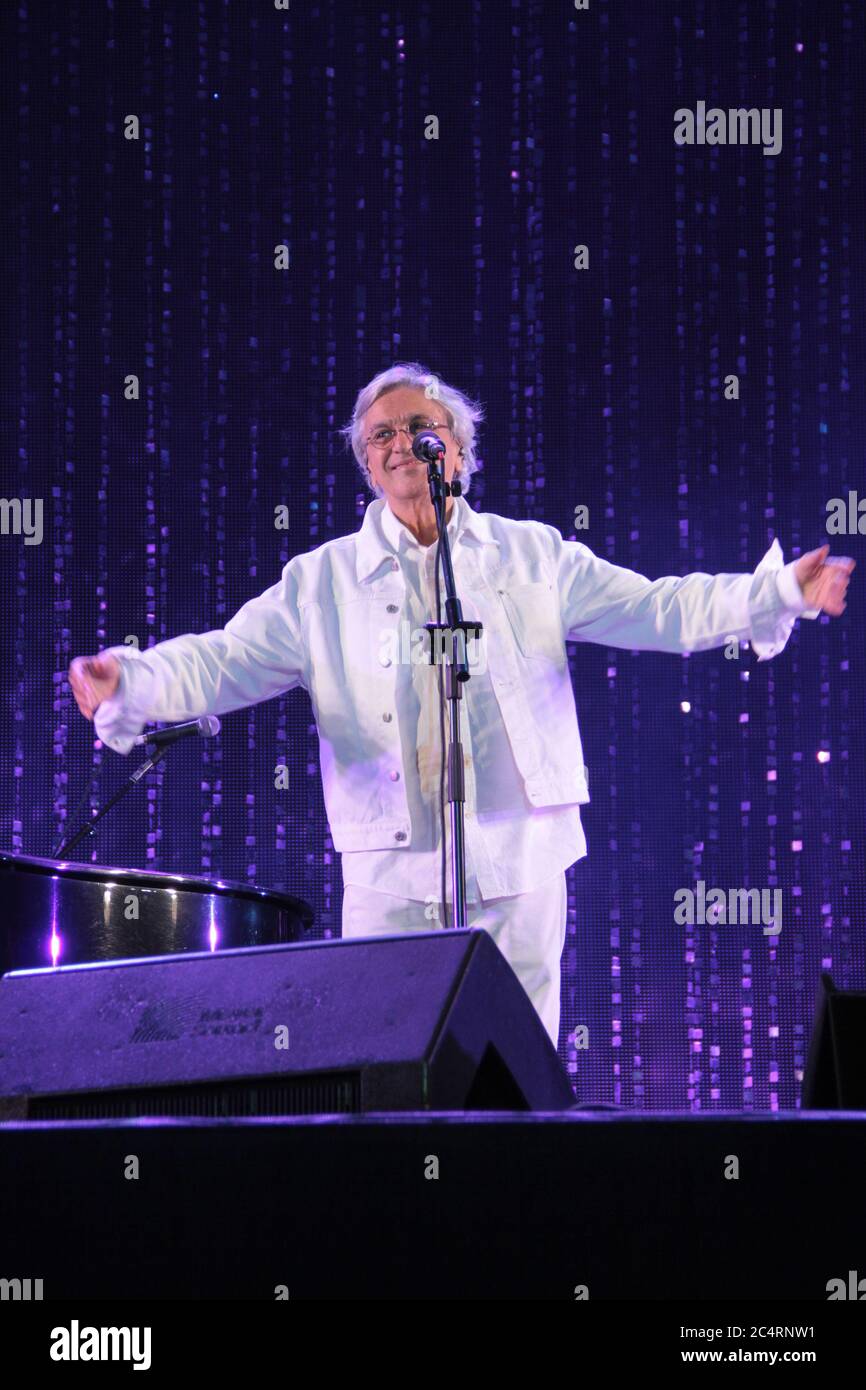 RIO DE JANEIRO, 09.06.2013: Caetano Veloso esegue la musica di Tom Jobim con Vanessa da Mata alla spiaggia di Ipanema (Néstor J. Beremblum / Alamy News) Foto Stock