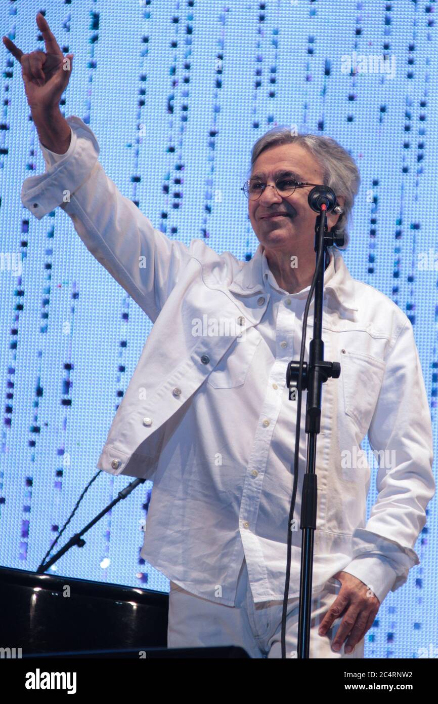 RIO DE JANEIRO, 09.06.2013: Caetano Veloso esegue la musica di Tom Jobim con Vanessa da Mata alla spiaggia di Ipanema (Néstor J. Beremblum / Alamy News) Foto Stock