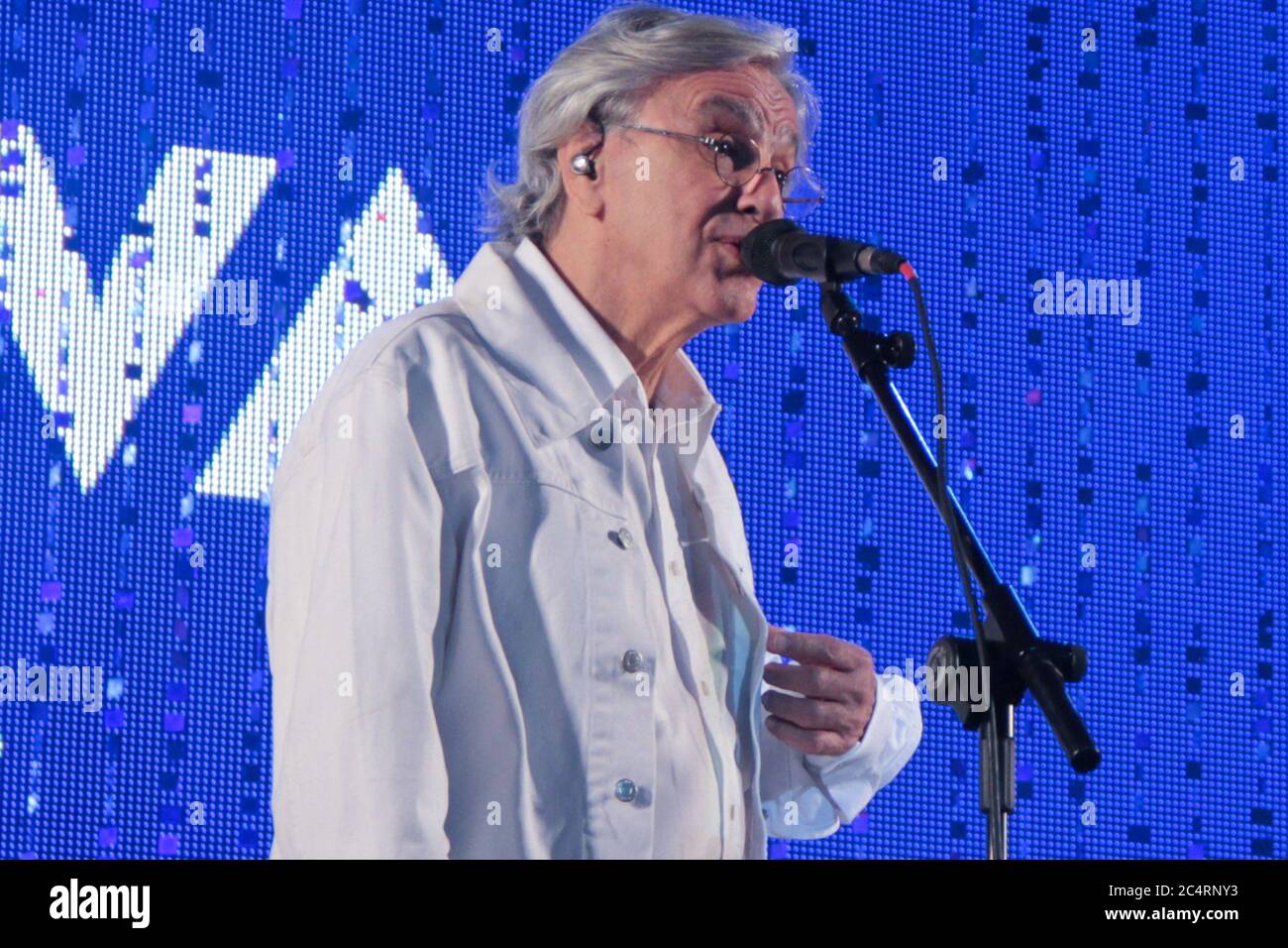 RIO DE JANEIRO, 09.06.2013: Caetano Veloso esegue la musica di Tom Jobim con Vanessa da Mata alla spiaggia di Ipanema (Néstor J. Beremblum / Alamy News) Foto Stock