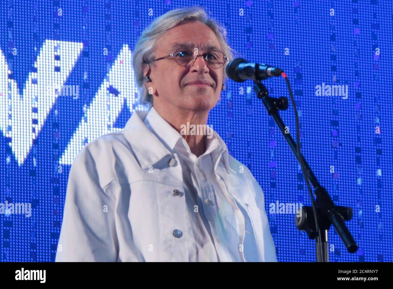 RIO DE JANEIRO, 09.06.2013: Caetano Veloso esegue la musica di Tom Jobim con Vanessa da Mata alla spiaggia di Ipanema (Néstor J. Beremblum / Alamy News) Foto Stock