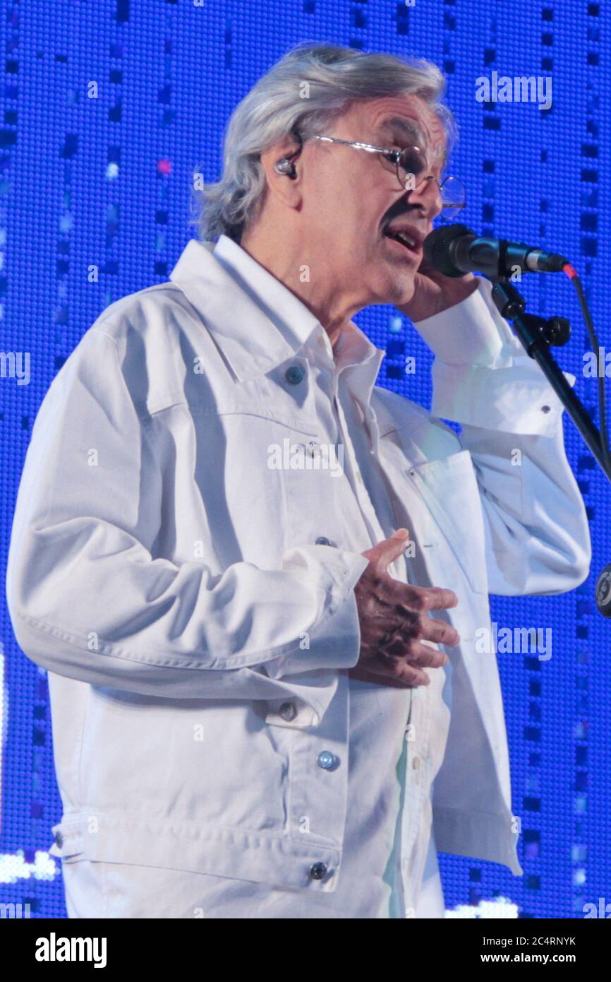 RIO DE JANEIRO, 09.06.2013: Caetano Veloso esegue la musica di Tom Jobim con Vanessa da Mata alla spiaggia di Ipanema (Néstor J. Beremblum / Alamy News) Foto Stock