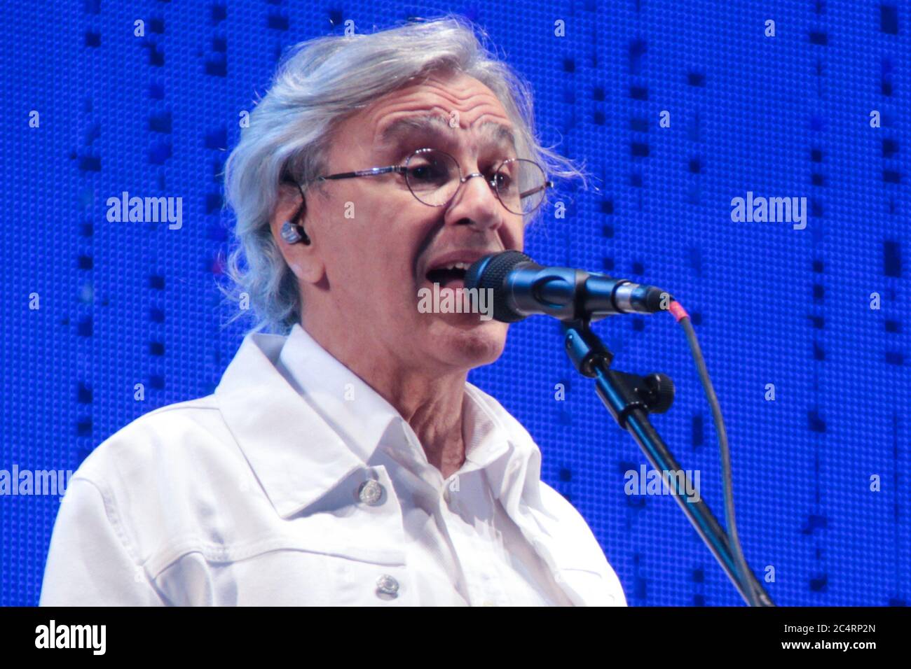 RIO DE JANEIRO, 09.06.2013: Caetano Veloso esegue la musica di Tom Jobim con Vanessa da Mata alla spiaggia di Ipanema (Néstor J. Beremblum / Alamy News) Foto Stock