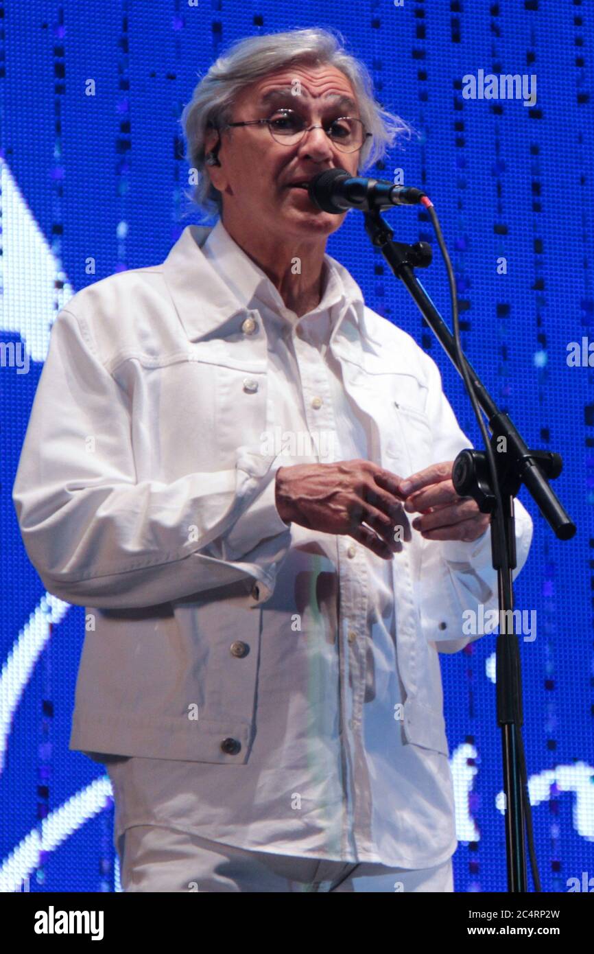 RIO DE JANEIRO, 09.06.2013: Caetano Veloso esegue la musica di Tom Jobim con Vanessa da Mata alla spiaggia di Ipanema (Néstor J. Beremblum / Alamy News) Foto Stock