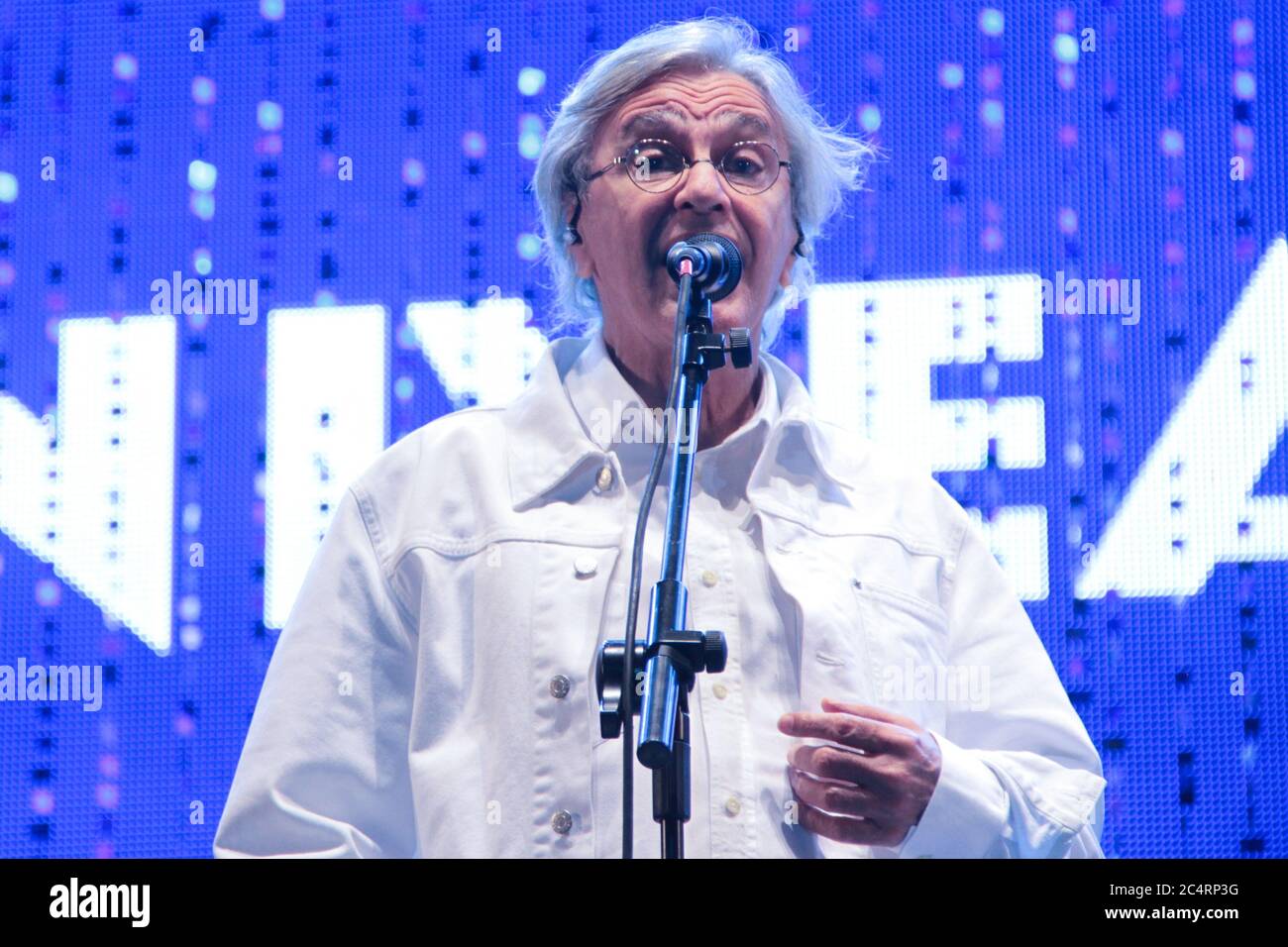 RIO DE JANEIRO, 09.06.2013: Caetano Veloso esegue la musica di Tom Jobim con Vanessa da Mata alla spiaggia di Ipanema (Néstor J. Beremblum / Alamy News) Foto Stock