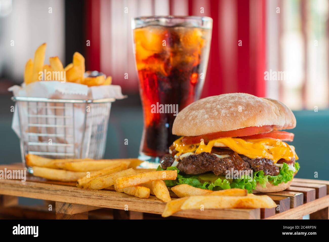 Misurare fast food, bevande da cucina, hamburger fresco e patatine fritte Foto Stock