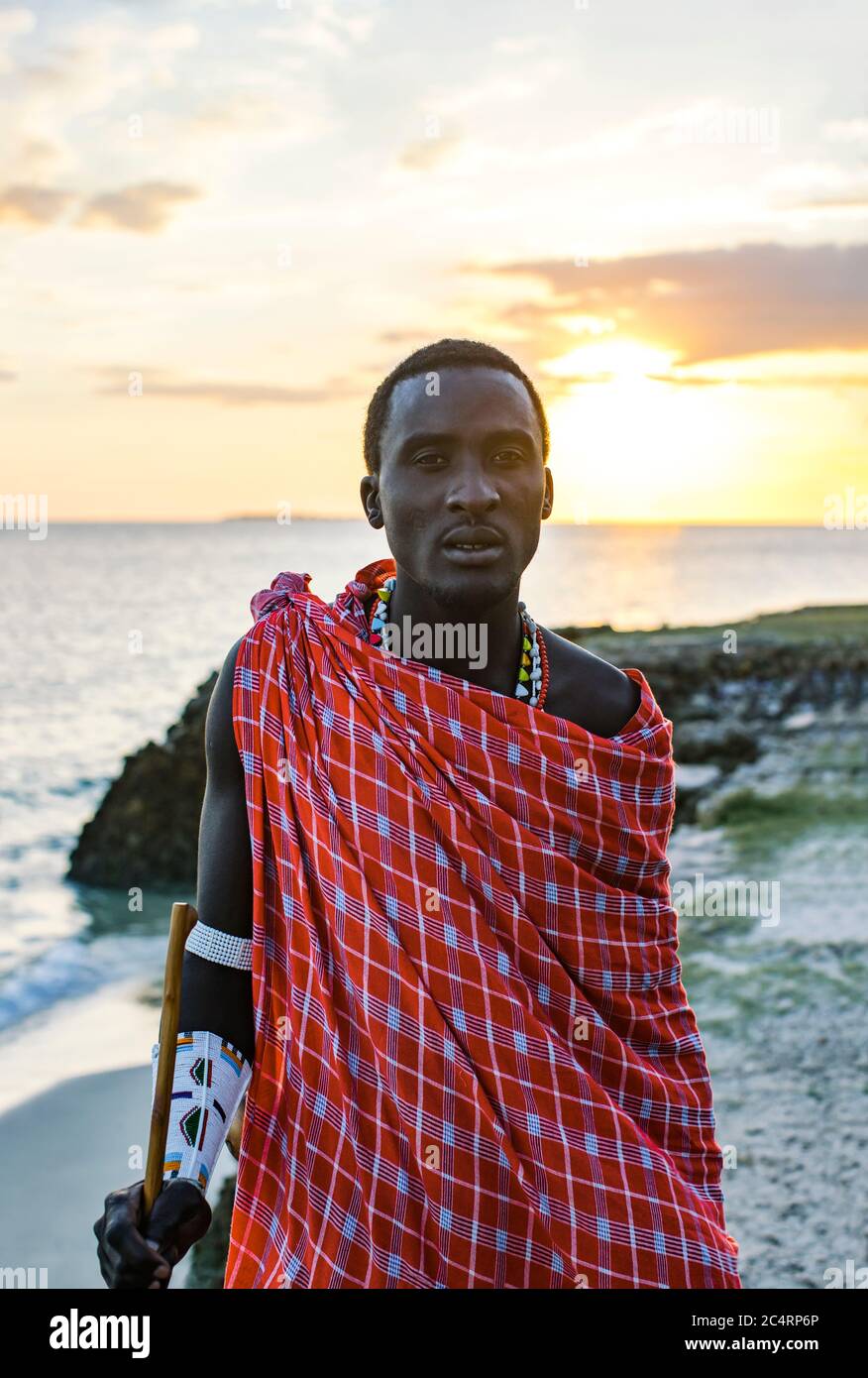 Maasai Man sulla spiaggia Foto Stock