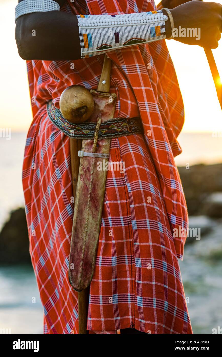 Primo piano del guerriero Maasai con un coltello tradizionale attaccato a una cintura Foto Stock