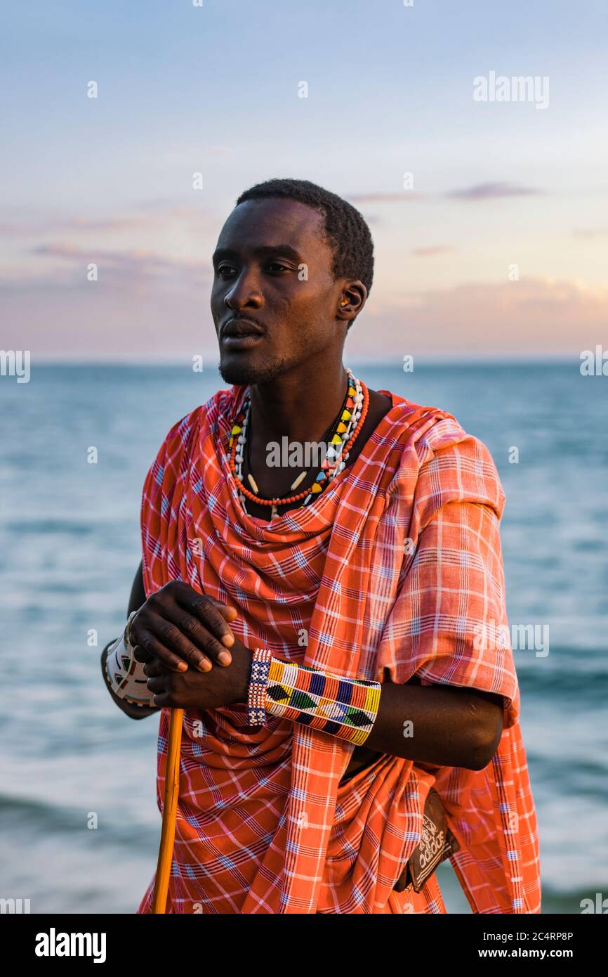 Maasai Man sulla spiaggia Foto Stock