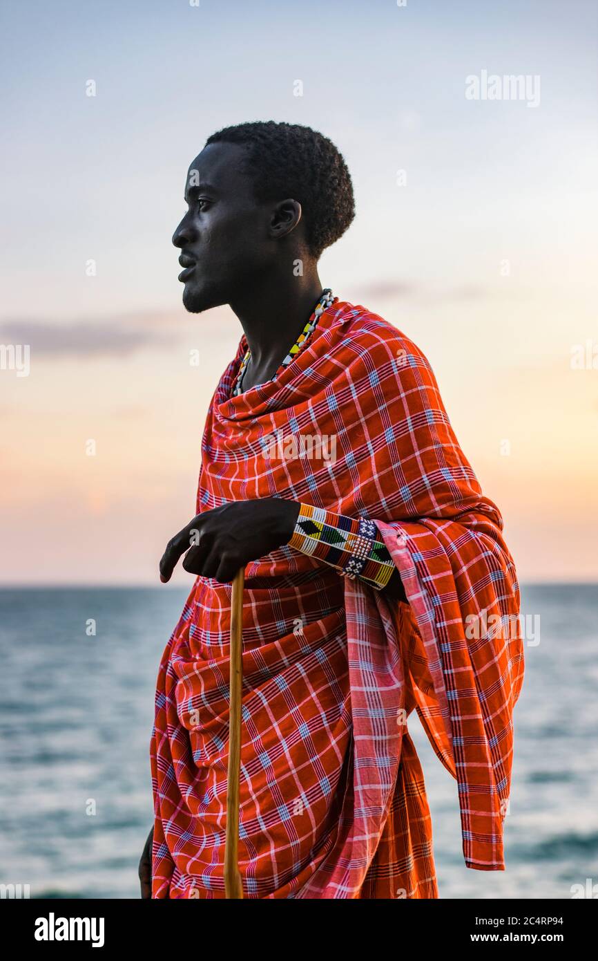 Maasai Man sulla spiaggia Foto Stock