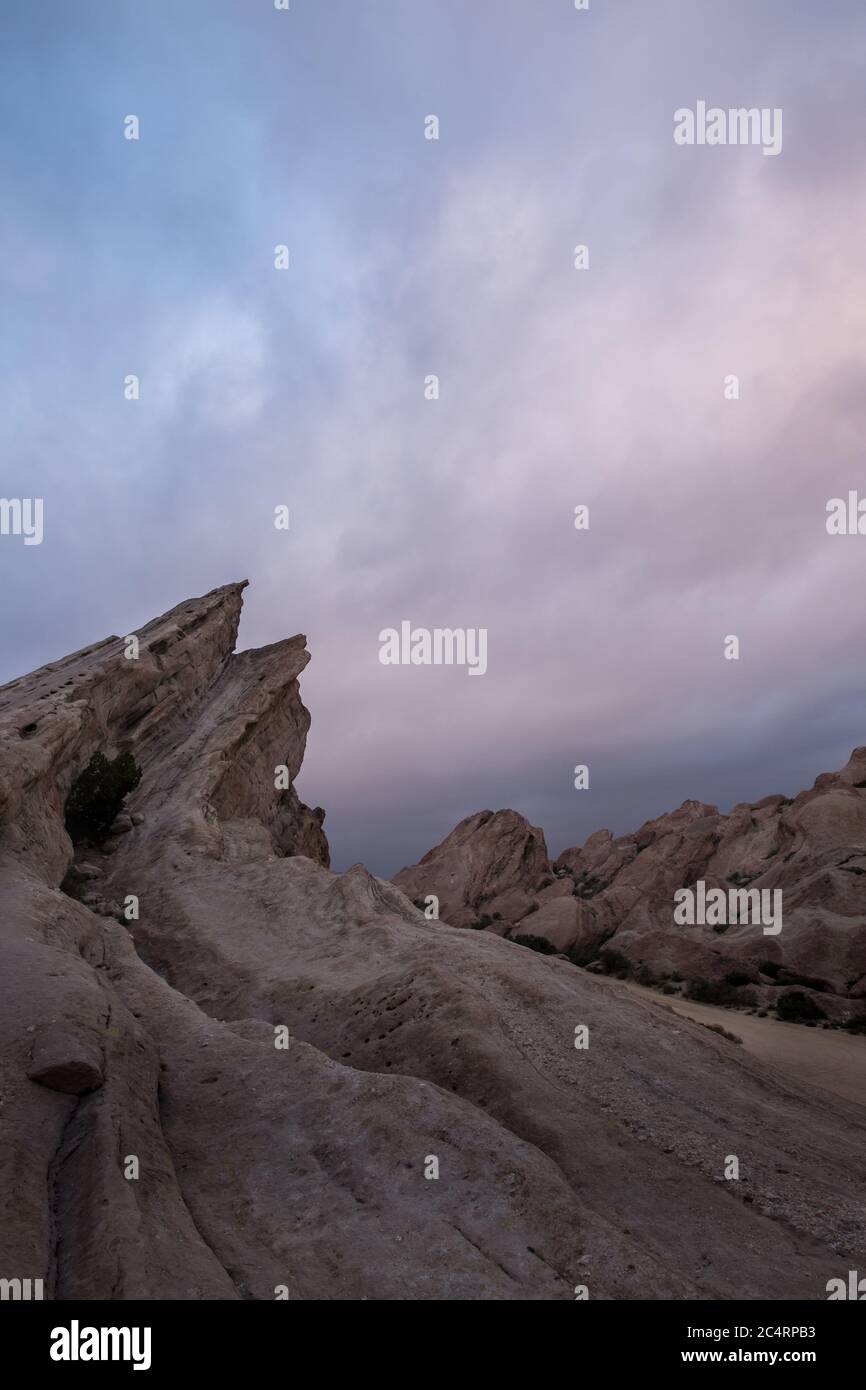 Nuvole colorate al tramonto sopra Vasquez Rocks, California Foto Stock