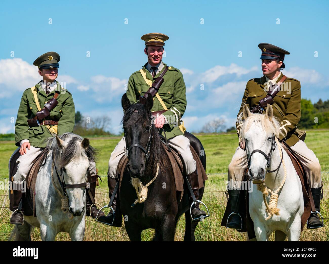 Squadra equestre Les Amis D'Onno, evento di esperienza in guerra con uomini a cavallo in divise militari della prima guerra britannica, East Fortune, East Lothian, Scozia Foto Stock
